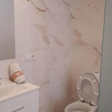 1ª Linea By Hugo - Familias Y Mayores De 25 *