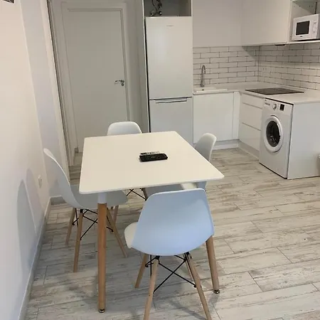 1ª Linea By Hugo - Familias Y Mayores De 25 *