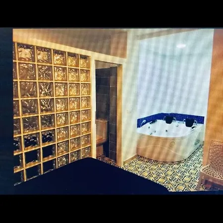 1ª Linea By Hugo - Familias Y Mayores De 25 *